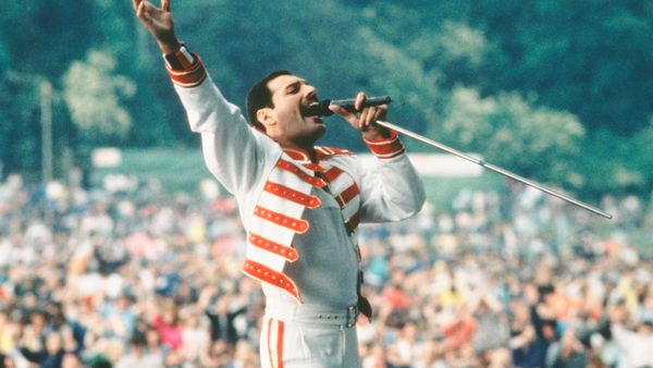 30 de ani de la moartea lui Freddie Mercury. 7 curiozităţi despre viaţa celebrului c&acirc;ntăreţ