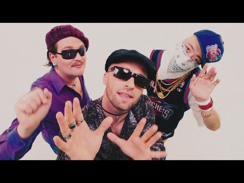 Squeezie, un vlogger celebru din Franța, viral cu o piesă în limba română.