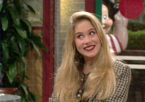 Christina Applegate &icirc;mplineşte 50 de ani: Drama prin care trece Kelly Bundy