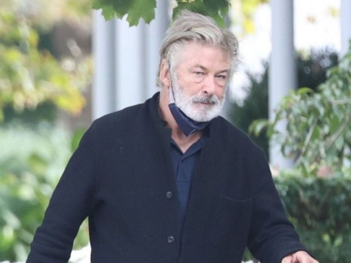 Au apărut noi detalii în cazul lui Alex Balwin! Tânăra responsabilă cu armele de foc a recunoscut că a uitat să verifice pistolul