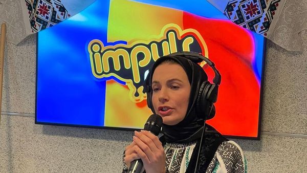 Unim Rom&acirc;nia! Paula Hrișcu a c&acirc;ntat live &icirc;n studioul Radio Impuls de Ziua Națională a Rom&acirc;niei