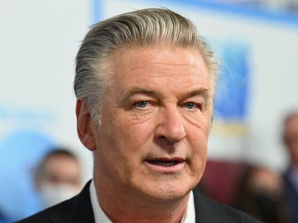 Alec Baldwin, noi declarații după ce a &icirc;mpușcat-o accidental pe Halyna Hutchins! Actorul american nu ar fi apăsat pe trăgaci: &rdquo;N-aș &icirc;ndrepta niciodată pistolul către nimeni&rdquo;