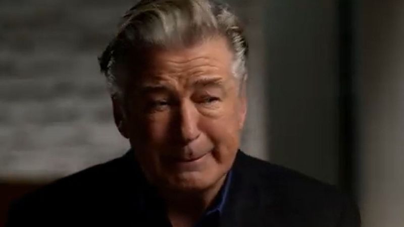 Alec Baldwin, noi declarații după ce a împușcat-o accidental pe Halyna Hutchins! Actorul american nu ar fi apăsat pe trăgaci