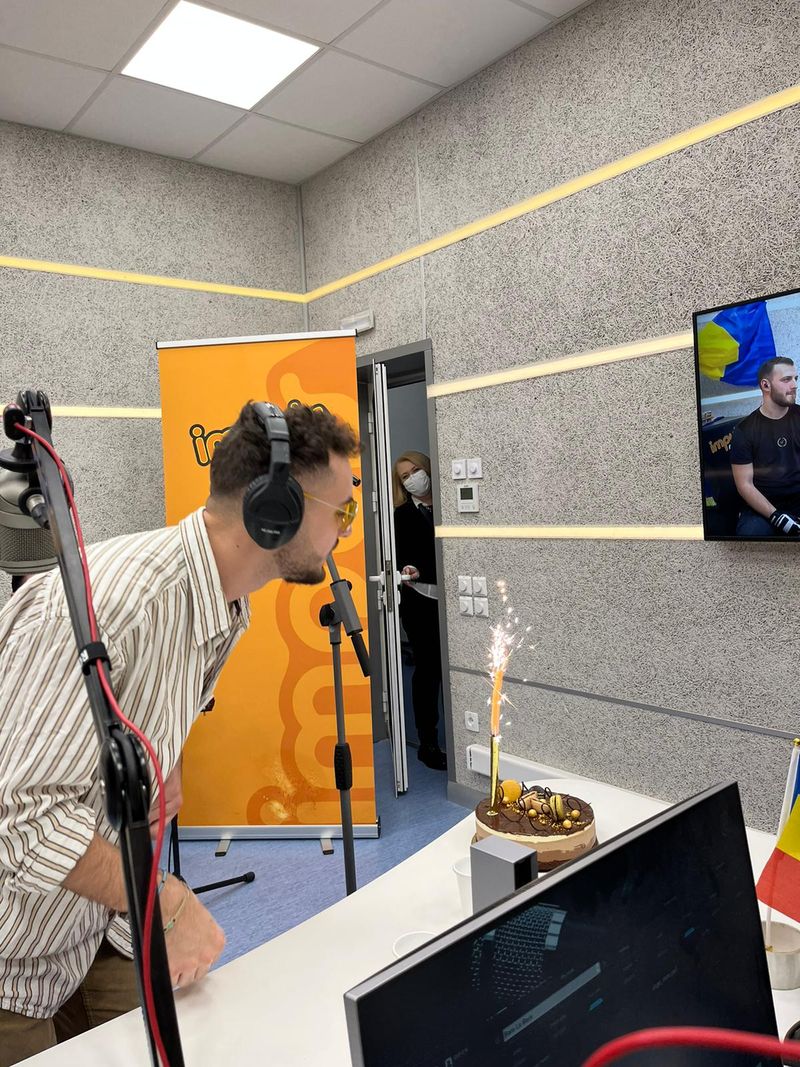 Amedeo și Oana Mairnescu, în PREMIERĂ la radio cu „Ard tot”! Amedeo și-a sărbătorit ziua de naștere la „Bară la Bară”