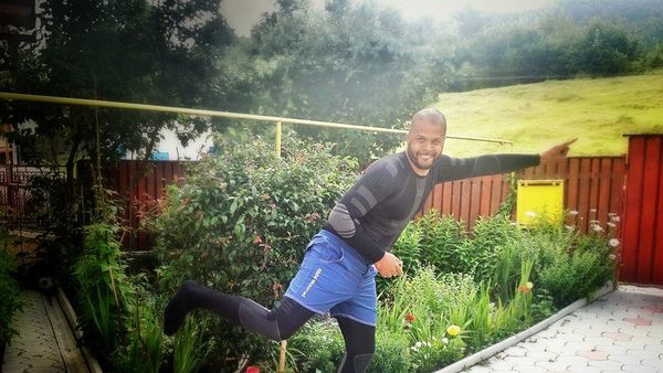 Cele mai înalte vedete din România. Clasamentul "uriaşilor" din showbiz