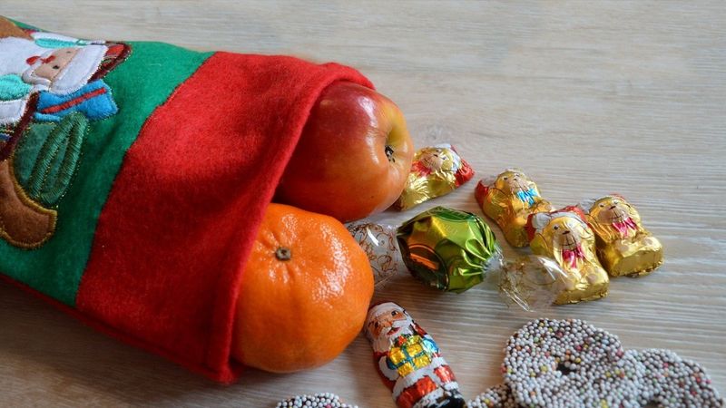 Povestea lui Moş Nicolae: De ce se pun cadouri &icirc;n ghetuţe?