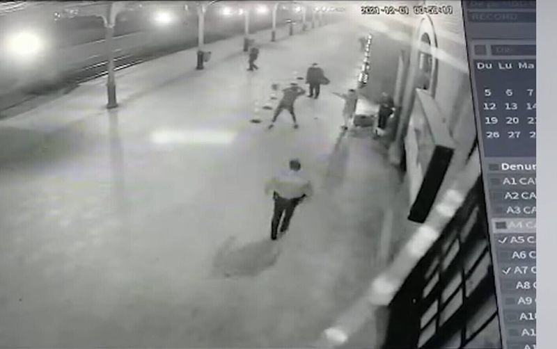 Dimineața Nebună: Dragoste cu năbădăi între trei băieți din Suceava. S-au luat a bătaie pe peronul gării 