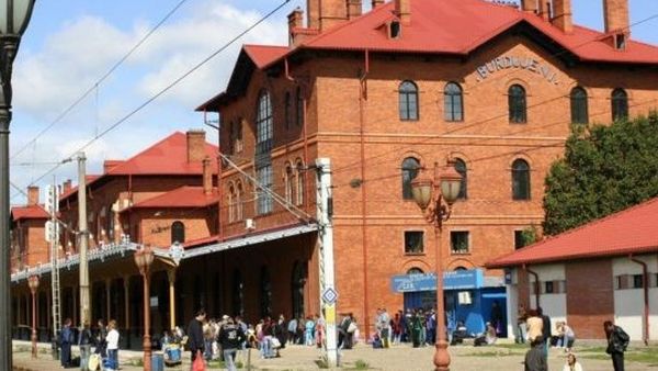 Dimineața Nebună: Dragoste cu năbădăi între trei băieți din Suceava. S-au luat a bătaie pe peronul gării