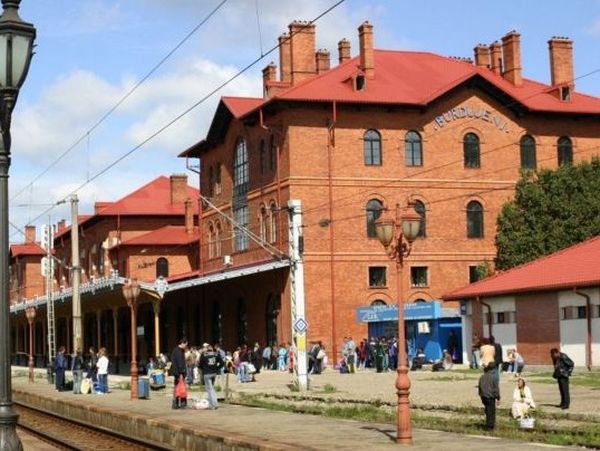Dimineața Nebună: Dragoste cu năbădăi &icirc;ntre trei băieți din Suceava. S-au luat a bătaie pe peronul gării