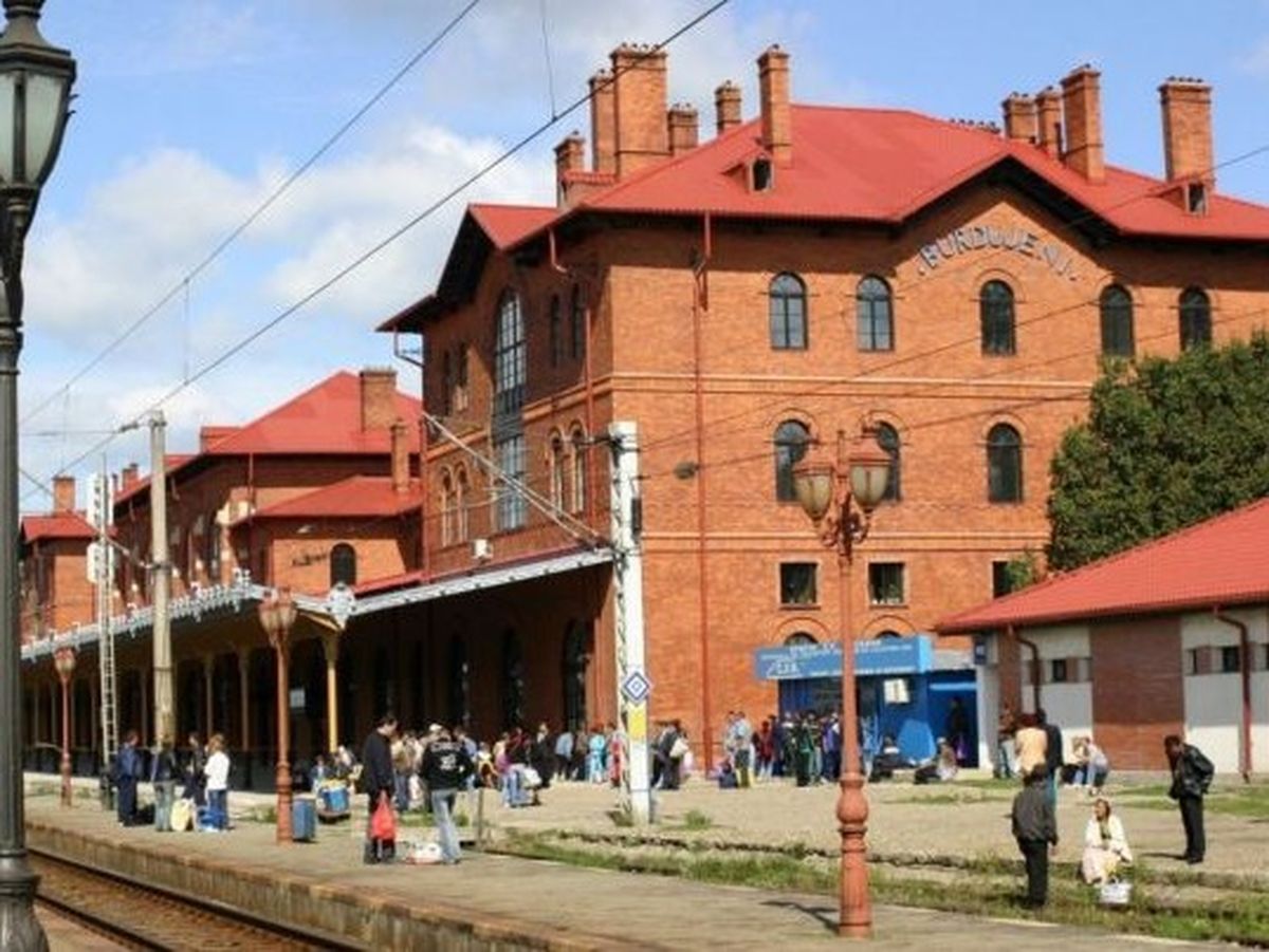 Dimineața Nebună: Dragoste cu năbădăi între trei băieți din Suceava. S-au luat a bătaie pe peronul gării