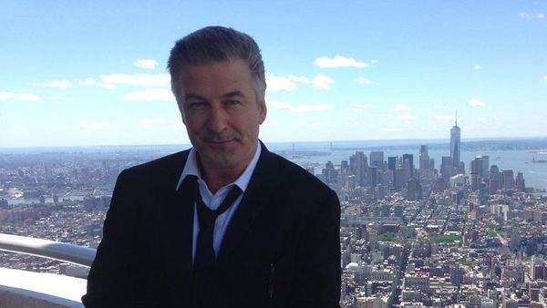 Șeriful din Santa Fe, Adan Mendoza, a reacționat la declarațiile recente ale lui Alec Baldwin: „El a făcut-o! Pistoalele nu se declanșează pur și simplu”