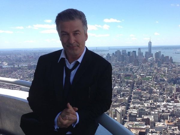 Șeriful din Santa Fe, Adan Mendoza, a reacționat la declarațiile recente ale lui Alec Baldwin: &bdquo;El a făcut-o! Pistoalele nu se declanșează pur și simplu&rdquo;