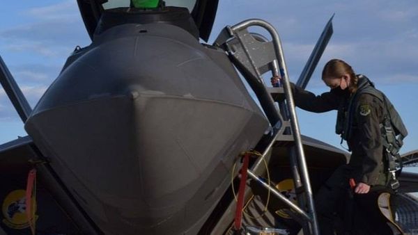 Dimineața Nebună.  Aviatorii militari americani vor primi &bdquo;pamperşi&rdquo; speciali. AUDIO