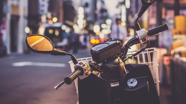 Dimineața Nebună. Trupul neînsuflețit al unui tânăr plimbat pe motocicletă