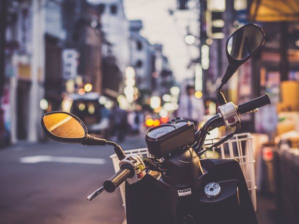 Dimineața Nebună. Trupul ne&icirc;nsuflețit al unui t&acirc;năr plimbat pe motocicletă
