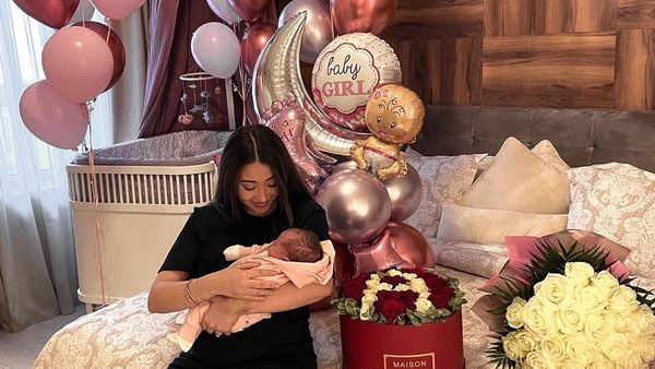 Nicole Cherry, pusă la zid de fani pentru că nu alăptează. Ce răspuns le-a dat artista: „Tu nu aveai de unde să știi că ai văzut o poză”