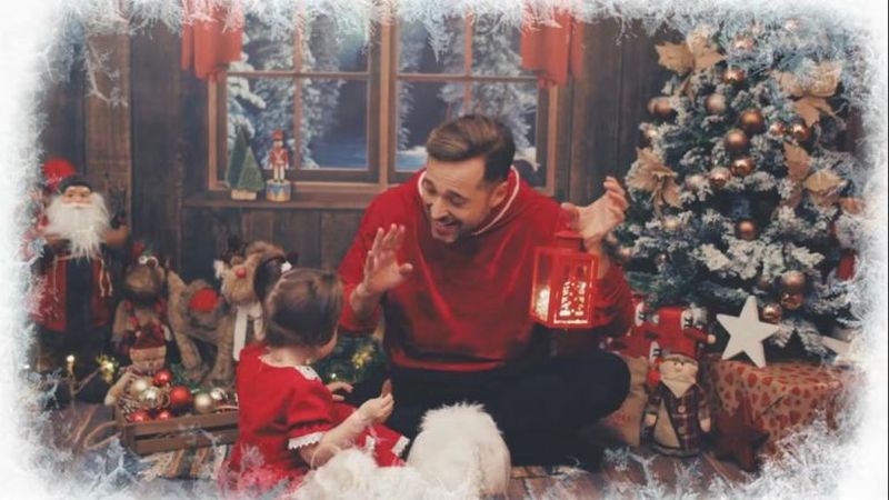 Familia Maxer au lansat prima melodie împreună: „Ninge cu jucării”