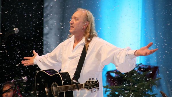 Pe 8 decembrie este ziua lui Ştefan Hruşcă. Ce vârstă are celebrul cântăreţ?