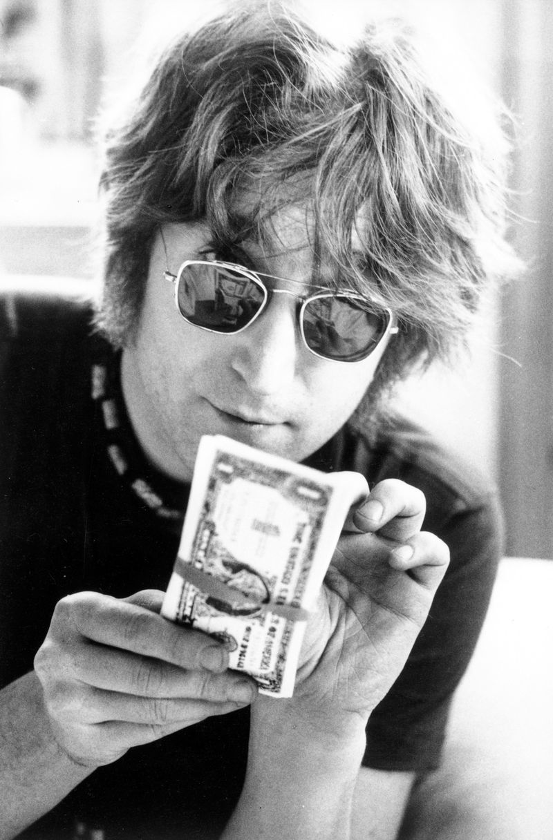 41 de ani de la asasinarea lui John Lennon: Cine este ucigaşul celebrului cântăreţ?