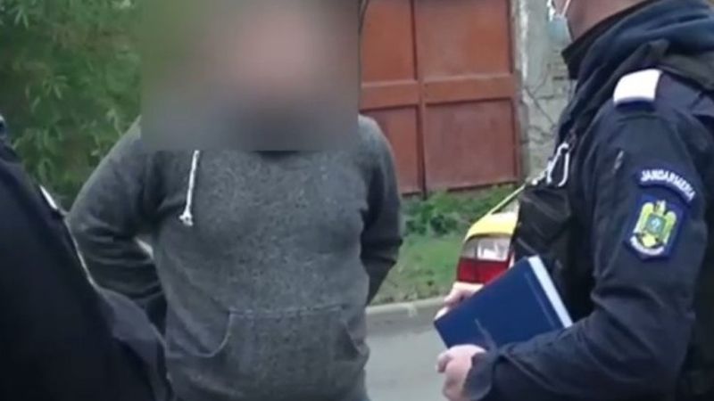 Un bărbat din Arad, amendat pentru că a &icirc;njurat o instituție și pe angajații acesteia pe Facebook: &bdquo;Nu a fost surprins c&acirc;nd s-a trezit cu jandarmii la ușă&rdquo;