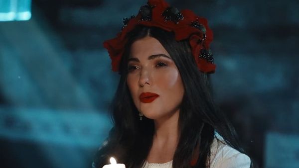 Paula Seling a lansat „Peste deal, pe lângă Lună”