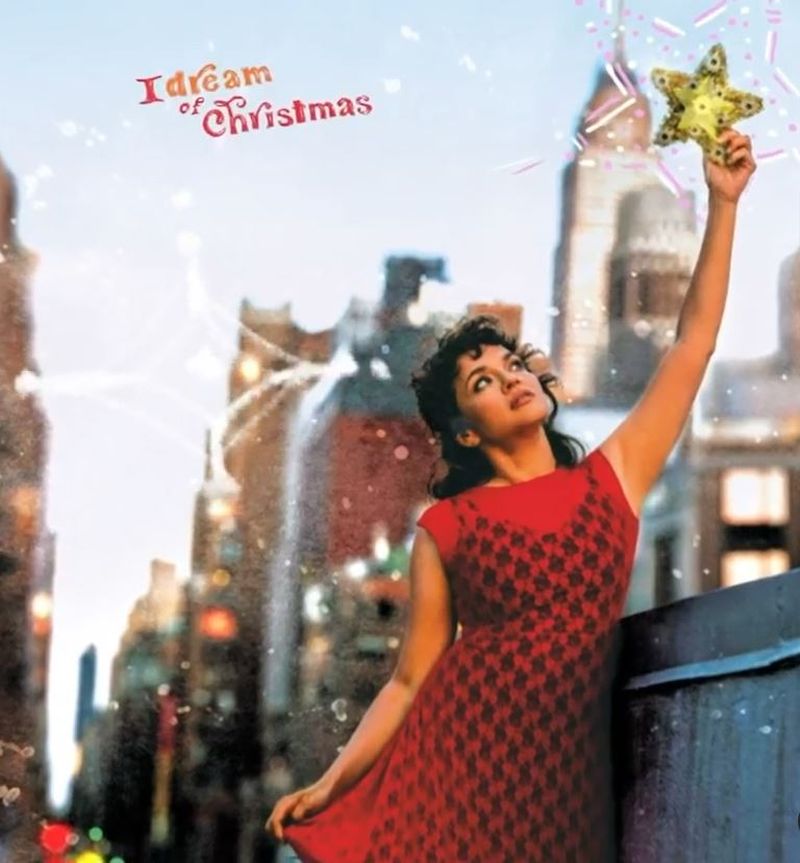 Norah Jones a lansat „Christmas Calling” (Jolly Jones)