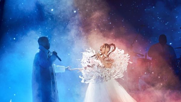 Ariana Grande și Kid Cudi au lansat videoclipul piesei „Just Look Up”