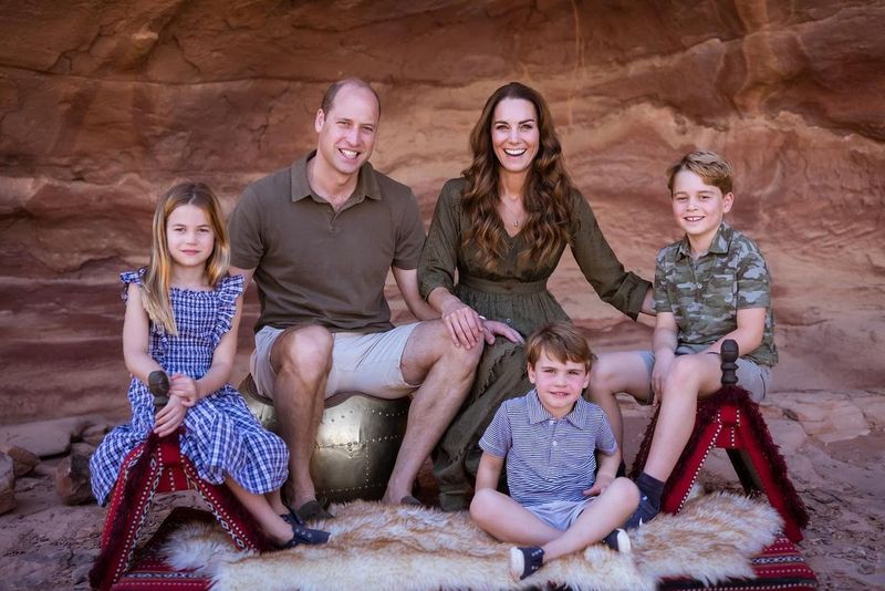Kate Middleton și Prințul William au publicat felicitarea de Crăciun și pentru prima dată s-au fotografiat diferit! Cum s-au afișat Ducii?!