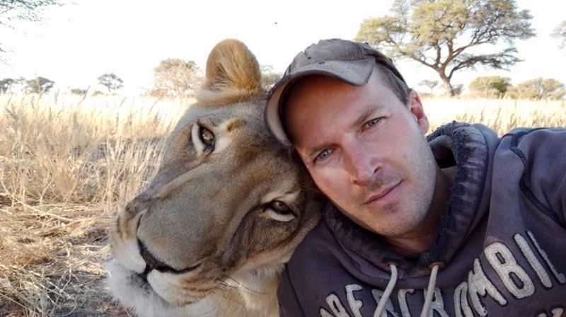 Momentul incredibil în care o leoaică sare în brațele îngrijitorului pentru o îmbrățișare