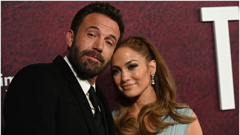Jennifer Lopez și Ben Affleck, apariție de milioane pe covorul roșu de la premiera filmului &bdquo;The Tender Bar&rdquo; 
