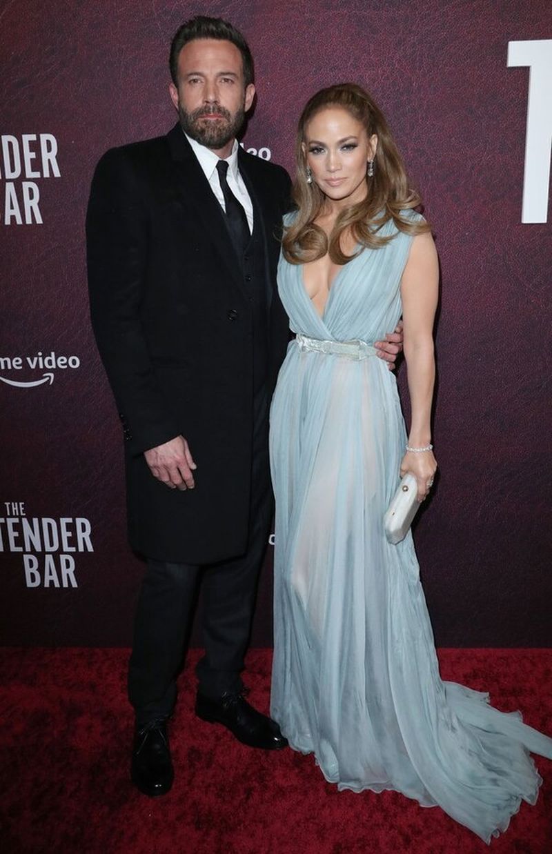 Jennifer Lopez și Ben Affleck, apariție de milioane pe covorul roșu de la premiera filmului „The Tender Bar” 