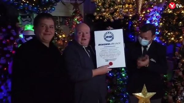 Dimineața Nebună. Un cuplu a intrat în Cartea Recordurilor după ce și-a împodobit casa cu 444 de brazi de Crăciun. Audio