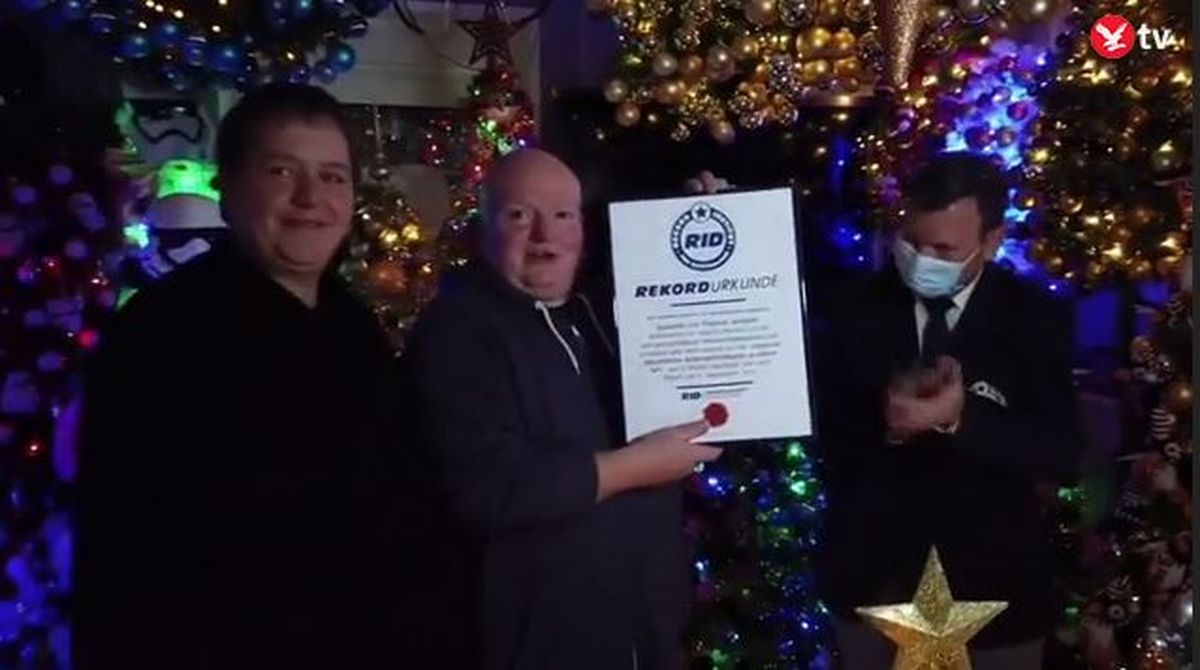 Dimineața Nebună. Un cuplu a intrat în Cartea Recordurilor după ce și-a împodobit casa cu 444 de brazi de Crăciun. Audio