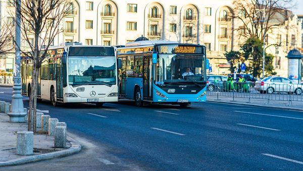 Vei putea plăti cu cardul &icirc;n STB. Autoritățile anunță că introduc plata cu cardul contactless &icirc;n alte 1000 de autobuze și tramvaie