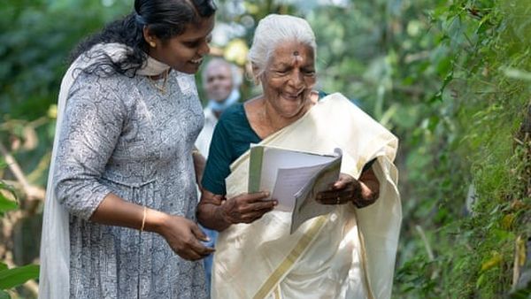 Determinarea nu are limite! O bătr&acirc;nă din India a &icirc;nvățat să citească la v&acirc;rsta de 104 ani