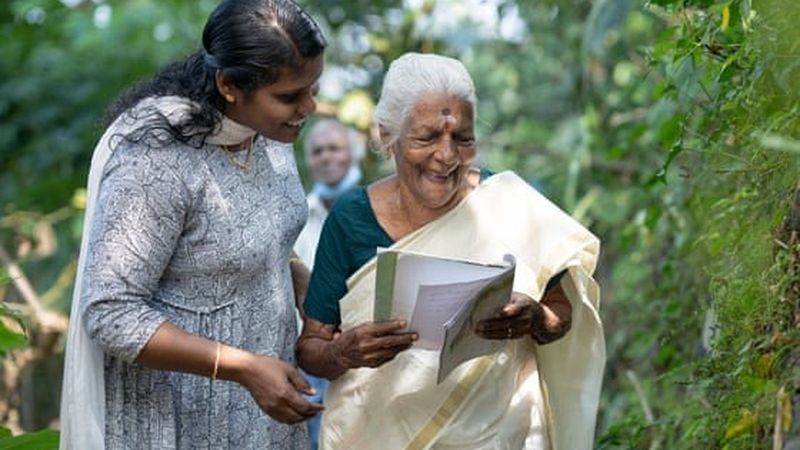 Determinarea nu are limite! O bătr&acirc;nă din India a &icirc;nvățat să citească la v&acirc;rsta de 104 ani