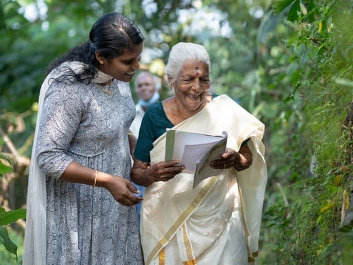 Determinarea nu are limite! O bătr&acirc;nă din India a &icirc;nvățat să citească la v&acirc;rsta de 104 ani