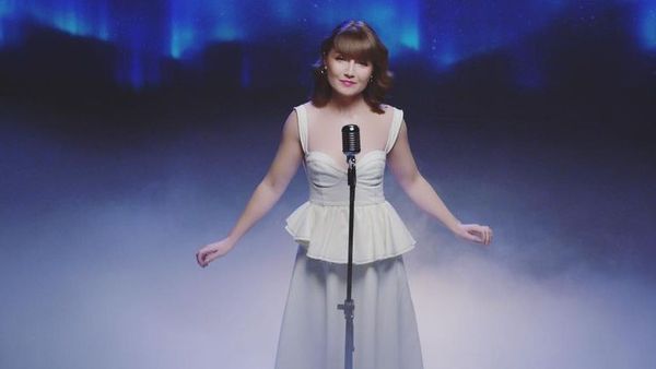 „Noapte luminată”: Alexandra Ungureanu a lansat un colind emoționant - VERSURI 