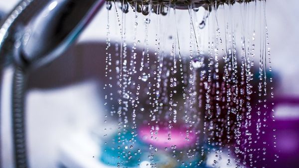 Dimineața Nebună. Un studiu Harvard arată că nu trebuie să te speli zilnic pe corp. AUDIO