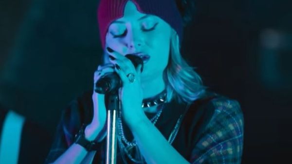 Delia a cântat live piesa „Între Noi”. VERSURI „Între noi” - Delia