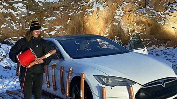 Dimineața Nebună. VIDEO: Un bărbat și-a aruncat în aer mașina cu dinamită