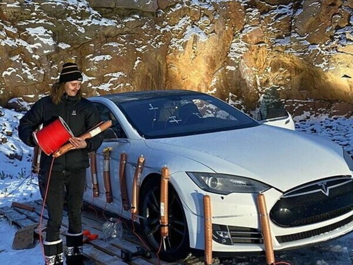 Un bărbat și-a aruncat în aer mașina cu dinamită