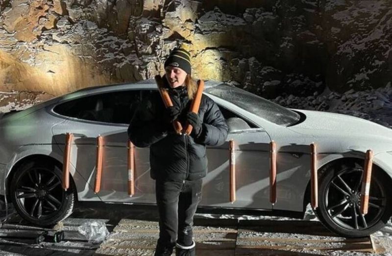 Un bărbat și-a aruncat în aer mașina cu dinamită