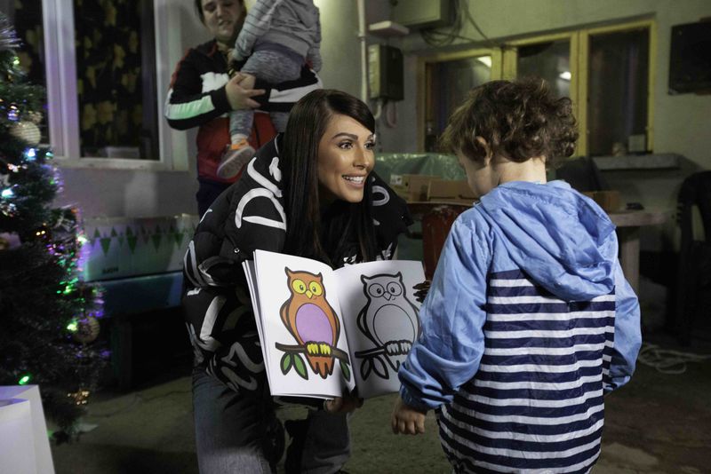 Ilinca Vandici, Raluca Bădulescu și Victor Slav au adus speranță în casa unei familii greu încercată de soartă, în cadrul campaniei Kanal D Dăruiește Crăciun