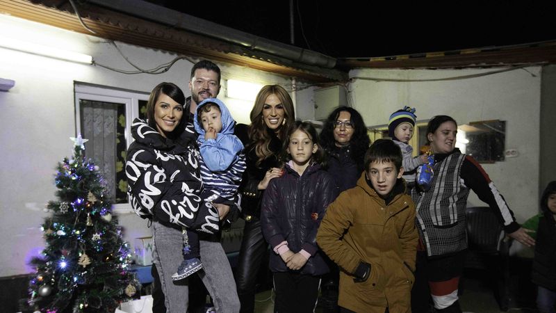 Ilinca Vandici, Raluca Bădulescu și Victor Slav au adus speranță &icirc;n casa unei familii greu &icirc;ncercată de soartă, &icirc;n cadrul campaniei Kanal D "Dăruiește Crăciun"