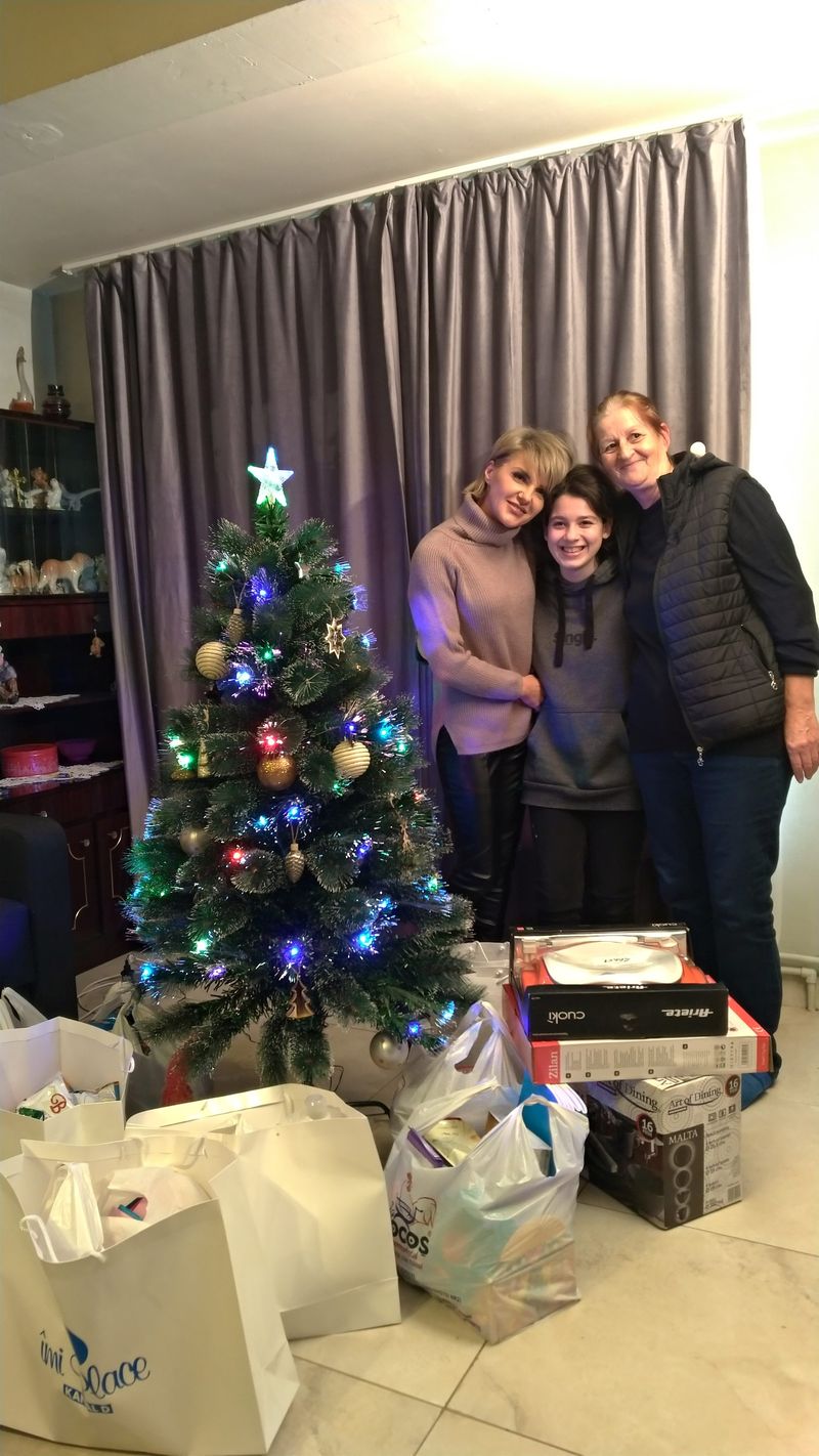 Ilinca Vandici, Raluca Bădulescu și Victor Slav au adus speranță în casa unei familii greu încercată de soartă, în cadrul campaniei Kanal D Dăruiește Crăciun