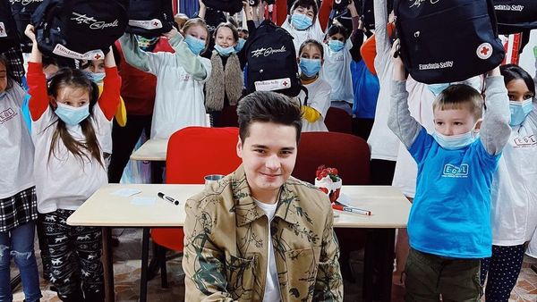Selly, gest caritabil pentru copiii nevoiași! Cunoscutul vlogger a mers cu daruri într-o școală din Hunedoara: „M-au emoționat până la lacrimi poveștile lor”