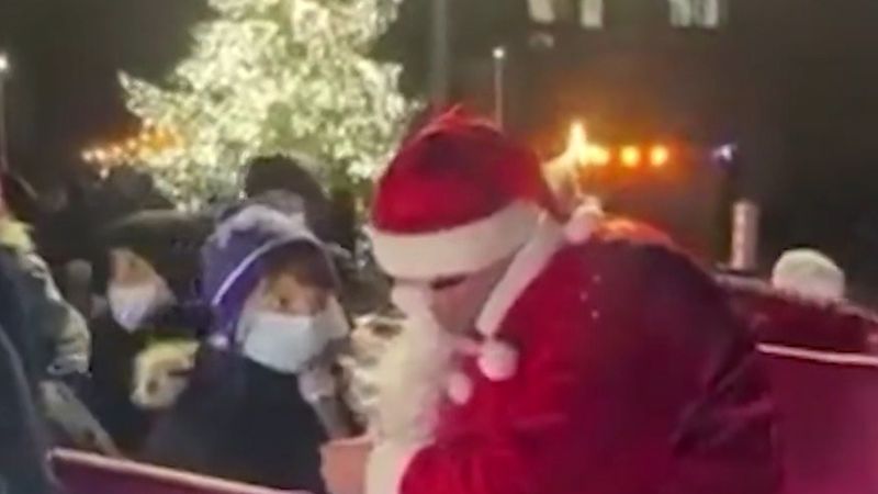 Dimineața Nebună. AUDIO:  Un bărbat &icirc;mbrăcat &icirc;n Moș Crăciun, sancționat &icirc;n timp ce &icirc;mpărţea cadouri copiilor