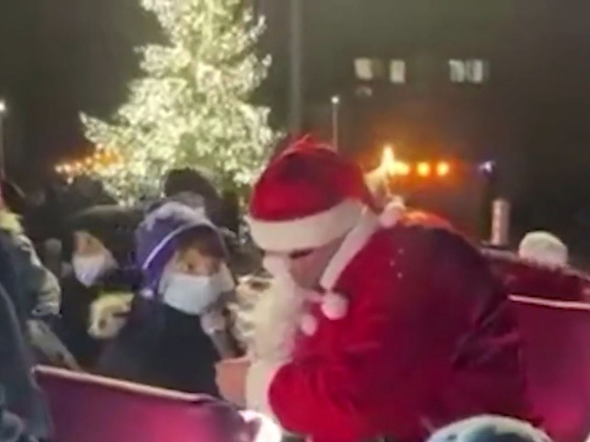 Un bărbat îmbrăcat în Moș Crăciun, sancționat în timp ce împărţea cadouri copiilor