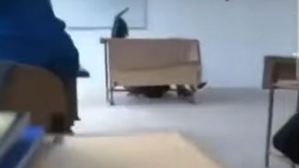 Video: Mai mulți elevi din Buzău riscă să fie exmatriculați după ce i-au făcut o farsă unei profesoare! Cadrul didactic s-a prăbușit la catedră